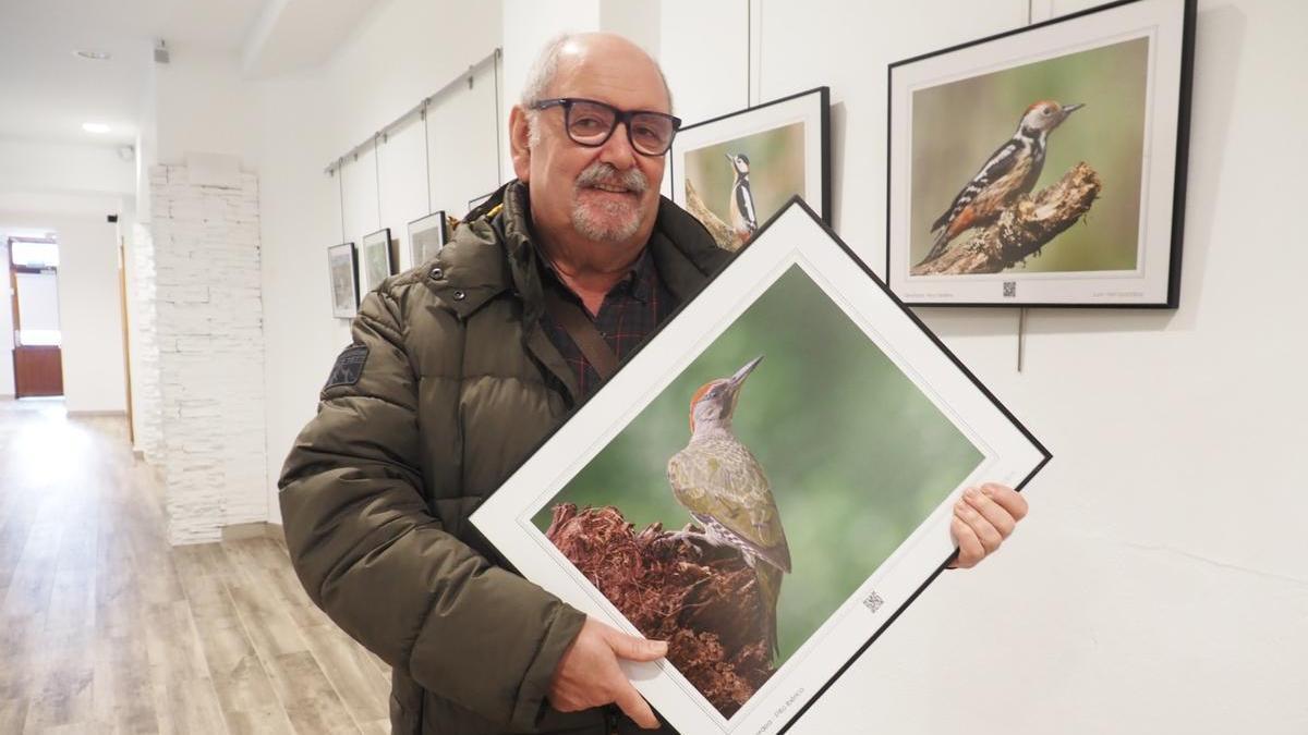 Juan Mari Ibarzabal con la imagen de una de las aves que expone en la muestra que tiene abierta en Portaleburu hasta el domingo