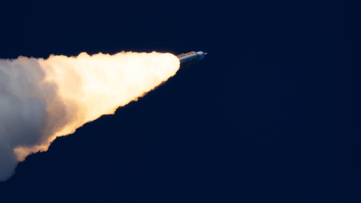 Momento del despegue de la nave Orion rumbo a la Luna desde Cabo Cañaveral (EE.UU.)