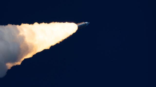 Momento del despegue de la nave Orion rumbo a la Luna desde Cabo Cañaveral (EE.UU.)