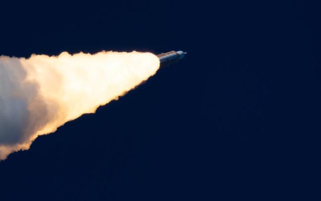 Momento del despegue de la nave Orion rumbo a la Luna desde Cabo Cañaveral (EE.UU.)