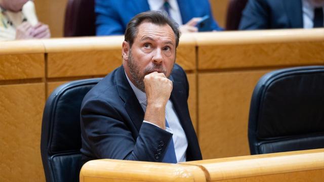 El ministro de Transportes y Movilidad Sostenible, Óscar Puente, durante una sesión plenaria en el Senado.