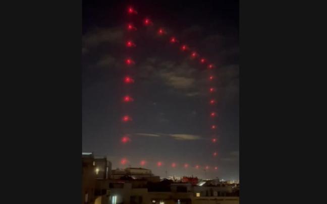 El espectáculo de drones que veían desde la ventana.