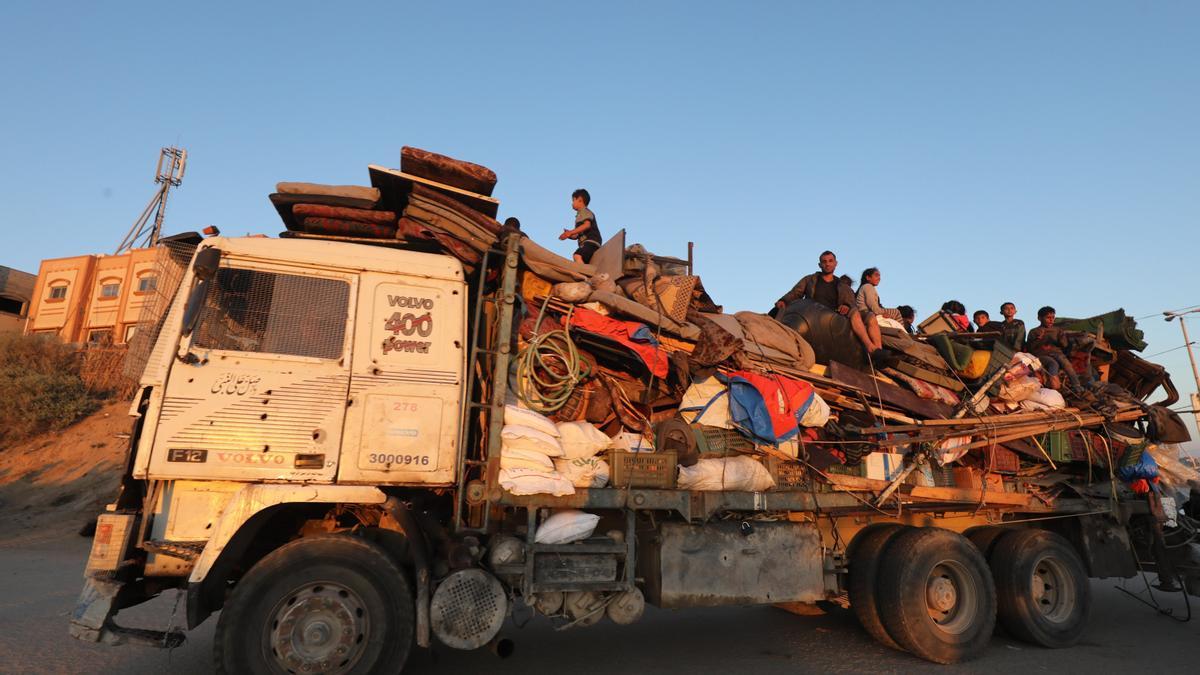 Miles de palestinos huyen de Rafah ante la ofensiva israelí