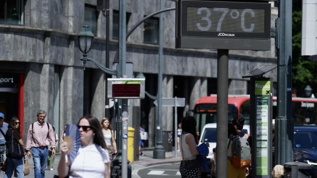 Un termómetro marca la temperatura durante el verano en Bilbao.