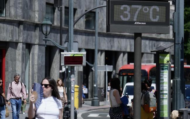 Un termómetro marca la temperatura durante el verano en Bilbao.