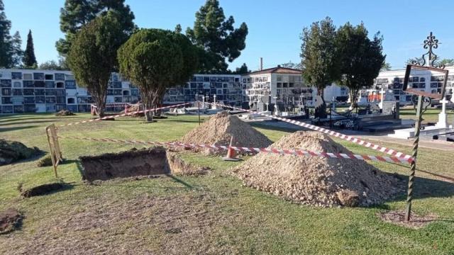 Trabajos en una fosa común en el cementerio de La Soledad