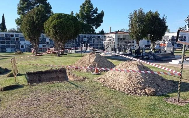 Trabajos en una fosa común en el cementerio de La Soledad