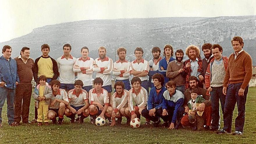 Plantilla del Ilumberri de los 80, posando en el campo El Lardín.