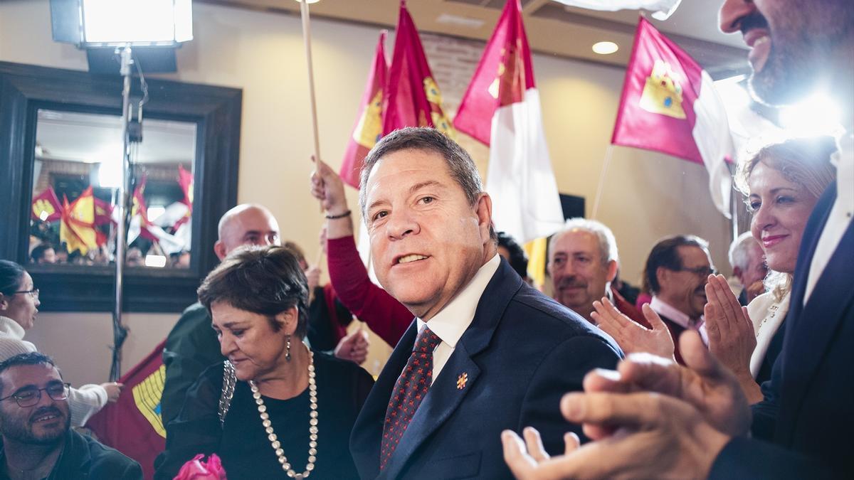 Emiliano García-Page celebra su triunfo electoral.