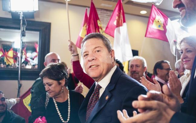 Emiliano García-Page celebra su triunfo electoral.