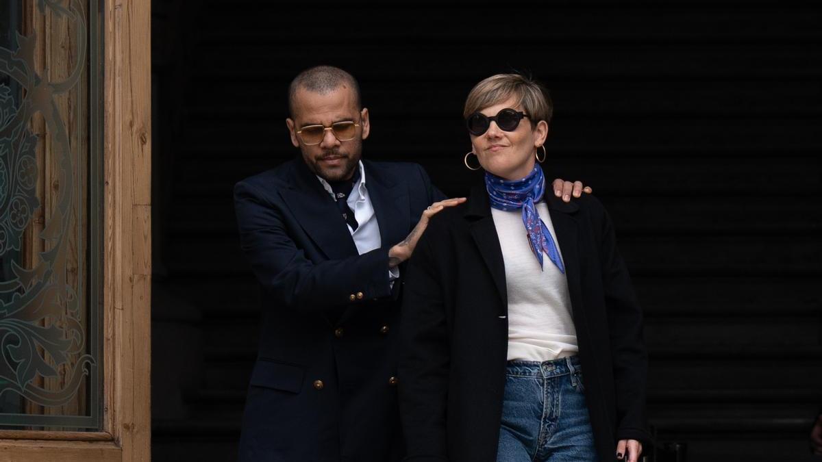 El exfutbolista Dani Alves y su abogada, Inés Guardiola, a su salida del Palacio de Justicia.
