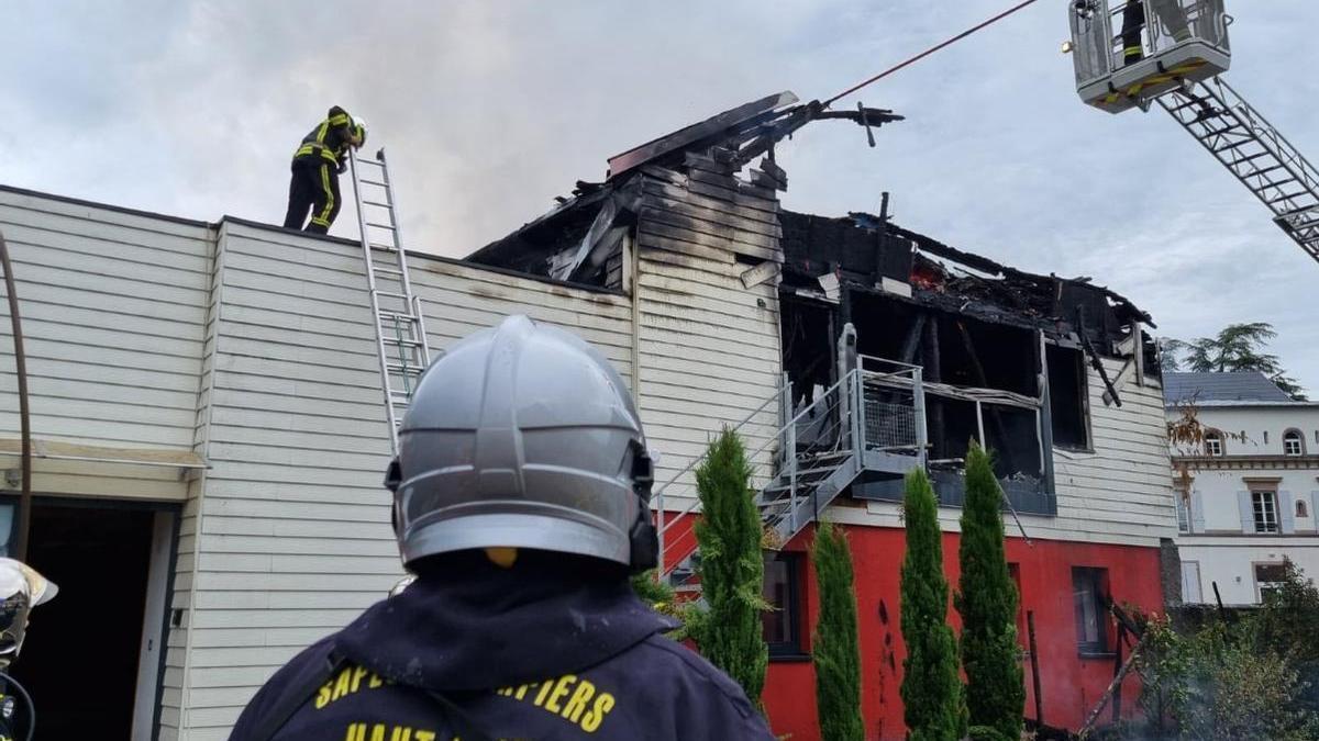 Los bomberos en el lugar del incendio.