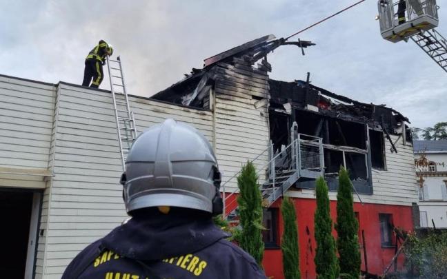 Los bomberos en el lugar del incendio.