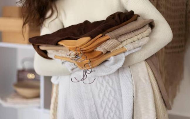 Las perchas "mágicas" de Amazon que hacen que el armario esté más ordenado