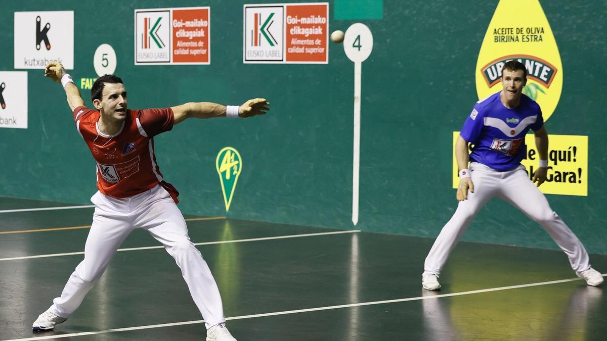 En imágenes: Jokin Altuna supera a Iñaki Artola en el primer partido de la liguilla de cuartos de final del Cuatro y Medio en el Astelena de Eibar (22-11).