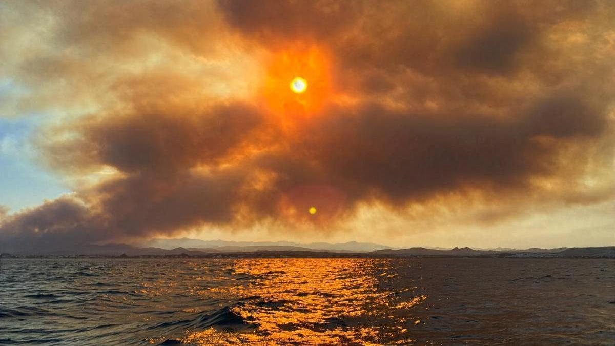 El incendio en Los Gallardos visto desde el Puerto de Garrucha, en Almería.