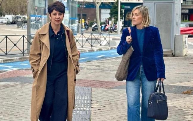 La portavoz del PNV en el Congreso, Maribel Vaquero, con la diputada experta en asuntos económicos, Idoia Sagastizabal