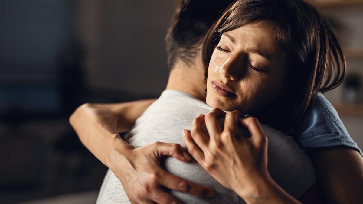 Dar abrazos de más de 10 segundos puede reducir los niveles de cortisol.