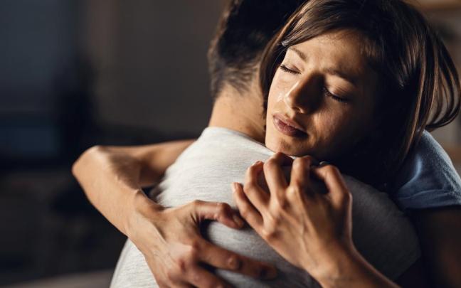 Dar abrazos de más de 10 segundos puede reducir los niveles de cortisol.