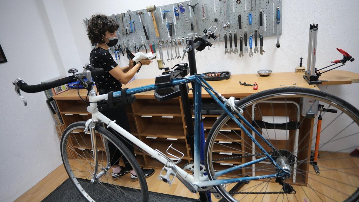 Reparación de bicicletas en un taller de Pamplona.