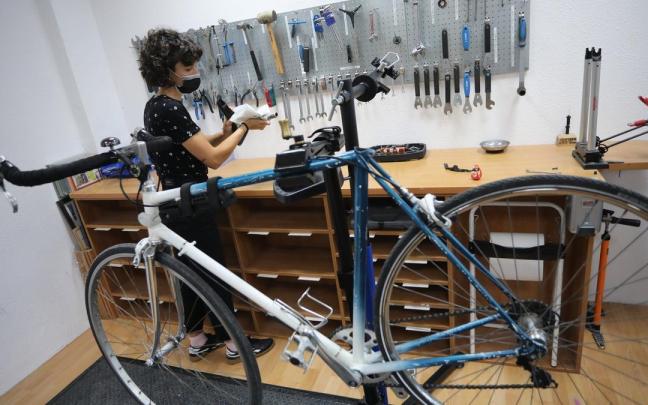 Reparaci&oacute;n de bicicletas en un taller de Pamplona.
