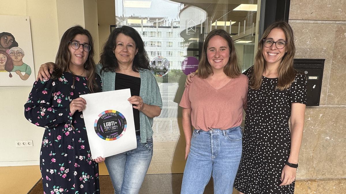 Nagore Espin, presidenta de Ortzadar LGBTI+, Gloria Vázquez, concejala de Igualdad, Irati Baroja, responsable del departamento de Igualdad, y Maria Zuloaga, dinamizadora de la Emakumeen Etxea.