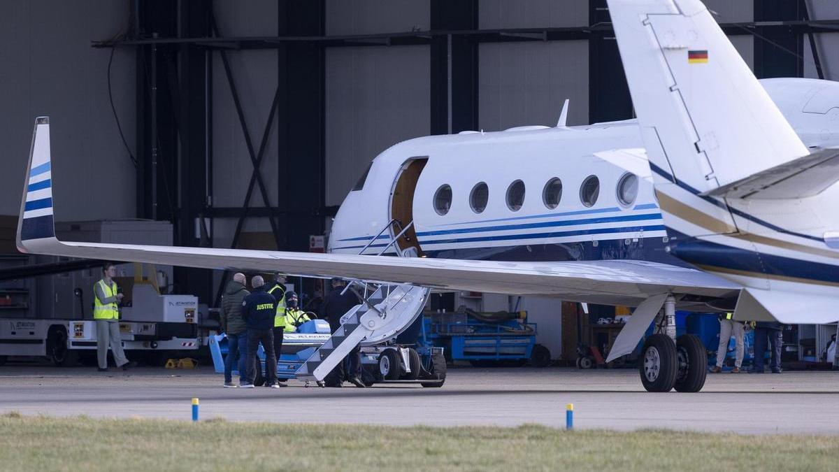 El avión que ha trasladado a Duterte en el aeropuerto de Róterdam.