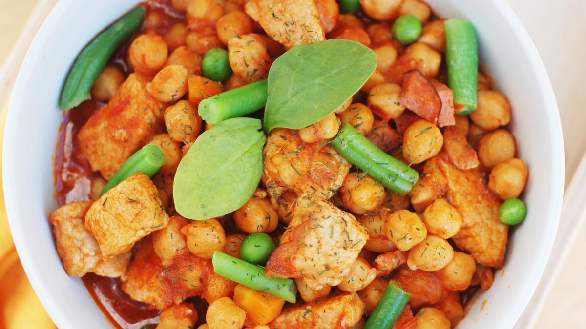 El plato de garbanzos y judías verdes se puede completar con un poco de carne de pollo.
