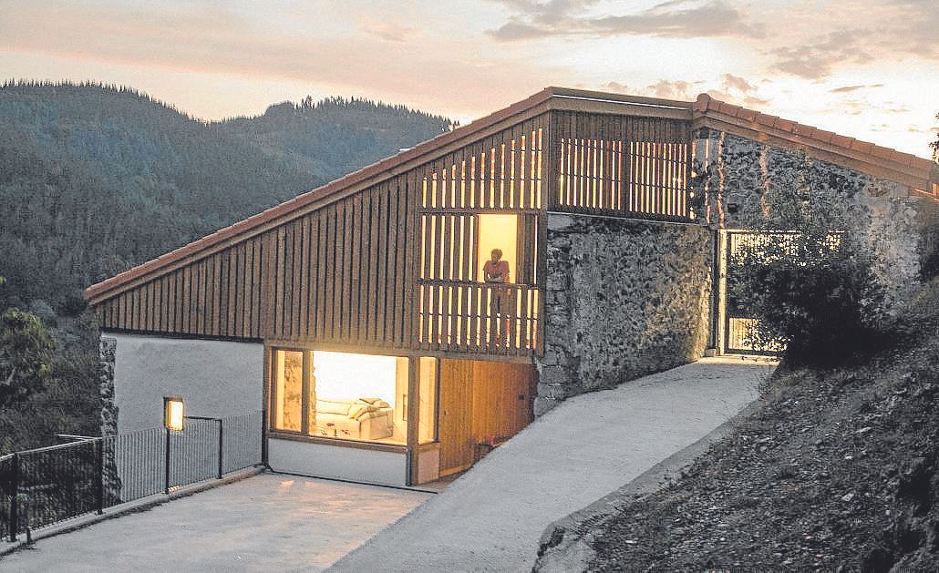 Arkitektura afektiboaren adibide garbia da Legarda baserriaren eraberritzea, bizitza sortzeko espazio bilakatuz.