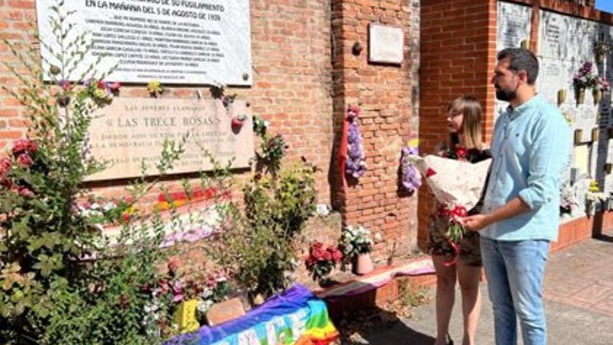 El homenaje ha comenzado a las 11.00 horas en la puerta O'Donnell del Cementerio del Este, en Madrid