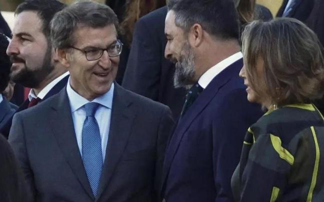 Feijóo y Abascal conversan durante un acto. Feijóo y Abascal conversan durante un acto.