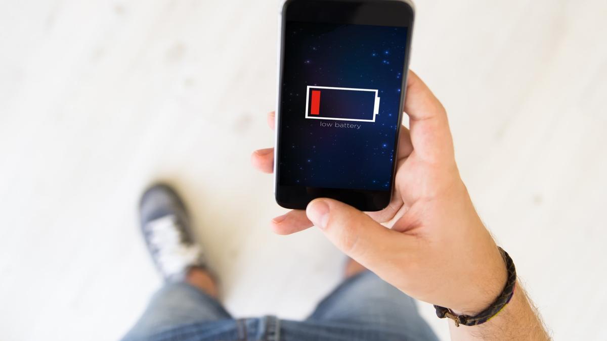 Un teléfono móvil advierte de que le queda ya poca carga en la batería.