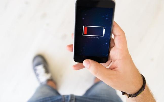 Un teléfono móvil advierte de que le queda ya poca carga en la batería. / Freepik Un teléfono móvil advierte de que le queda ya poca carga en la batería.
