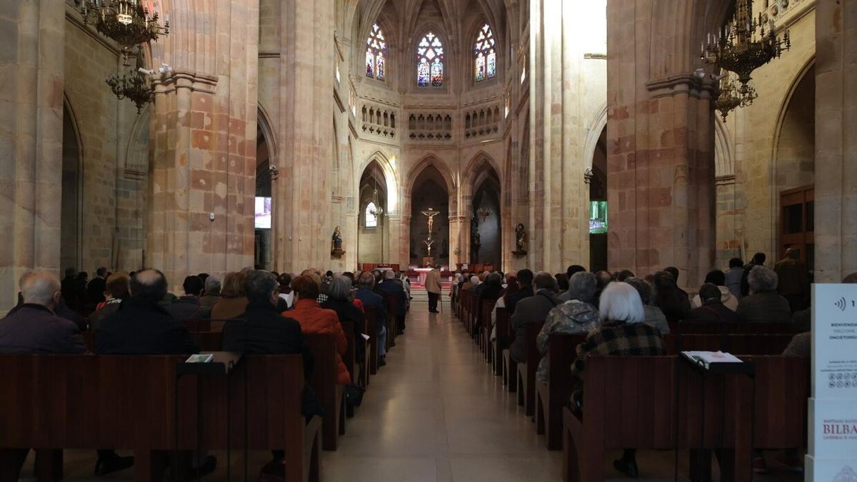 Imagen de archivo de una misa celebrada en la Catedral de Santiago de Bilbao por las víctimas de abusos en la Iglesia.