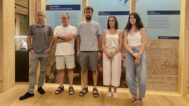 Representantes del Ayuntamiento de Getaria, y en el centro los tres getariarras que participarán en el Desembarco de Elkano