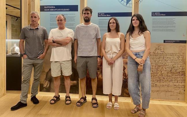Representantes del Ayuntamiento de Getaria, y en el centro los tres getariarras que participarán en el Desembarco de Elkano