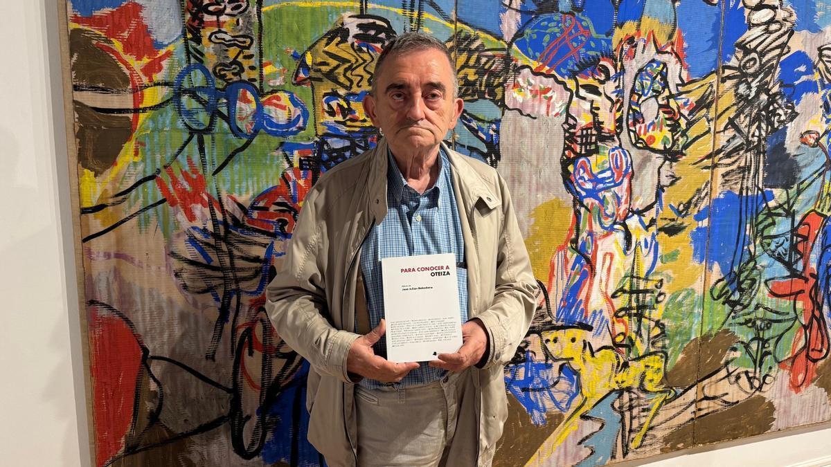 José Julián Bakedano con su libro ‘Para conocer a Oteiza’ en la presentación celebrada el pasado martes en el Museo de Arte e Historia de Durango