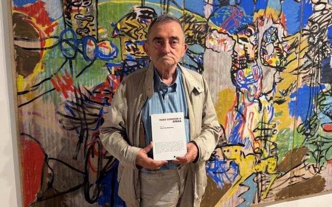José Julián Bakedano con su libro ‘Para conocer a Oteiza’ en la presentación celebrada el pasado martes en el Museo de Arte e Historia de Durango