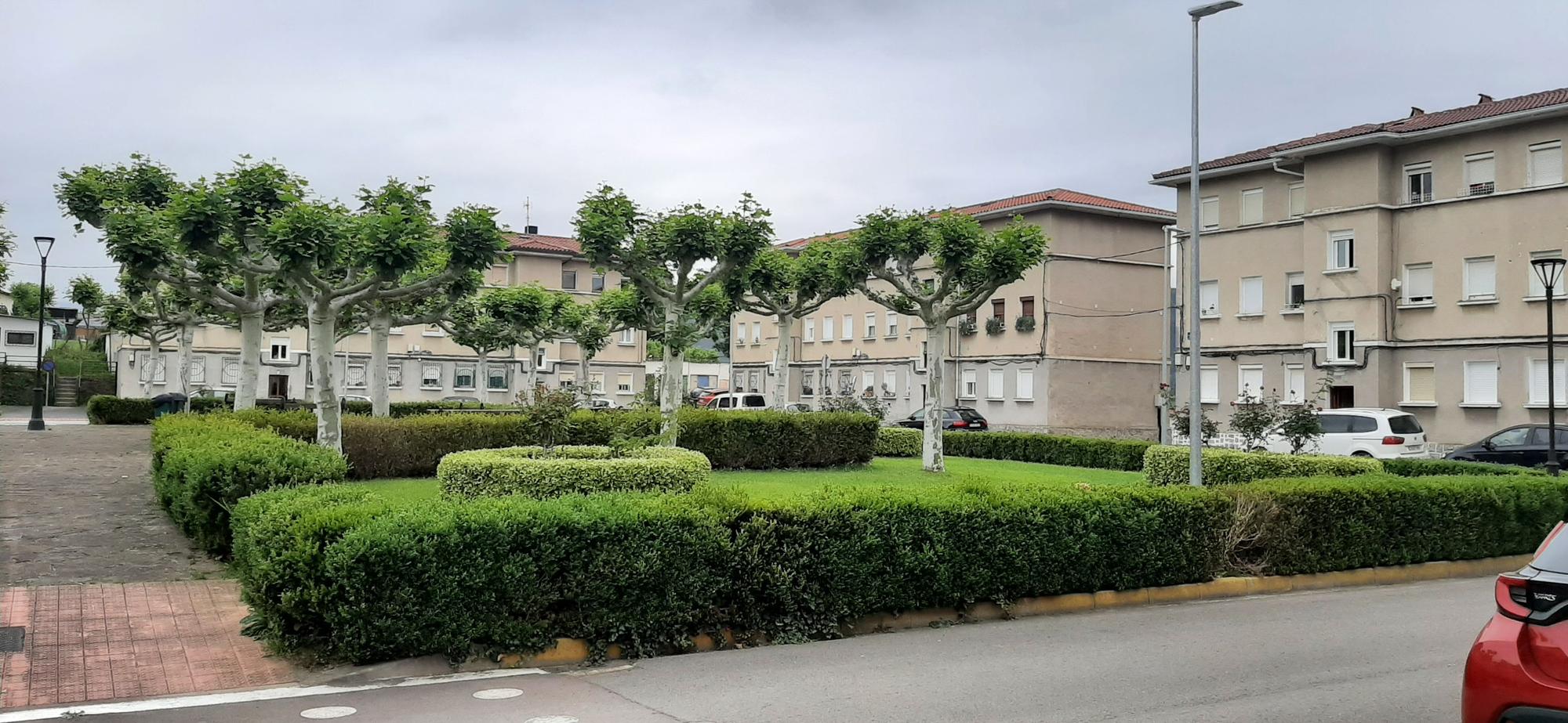 Bloques de viviendas en torno a la plaza del barrio Goikolarra