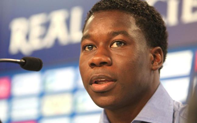 Jeffrey Sarpong, en su presentación como jugador de la Real Sociedad. / IKER AZURMENDI