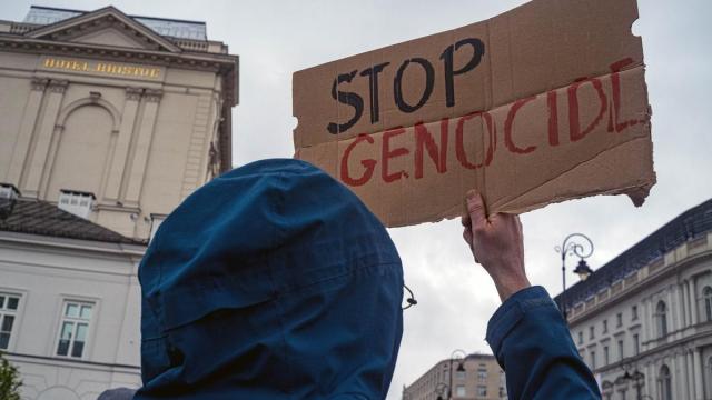Una persona sostiene un cartel que pide parar el genocidio en Gaza durante una protesta a favor de Palestina en Varsovia. / EP Una persona sostiene un cartel que pide parar el genocidio en Gaza durante una protesta a favor de Palestina en Varsovia.