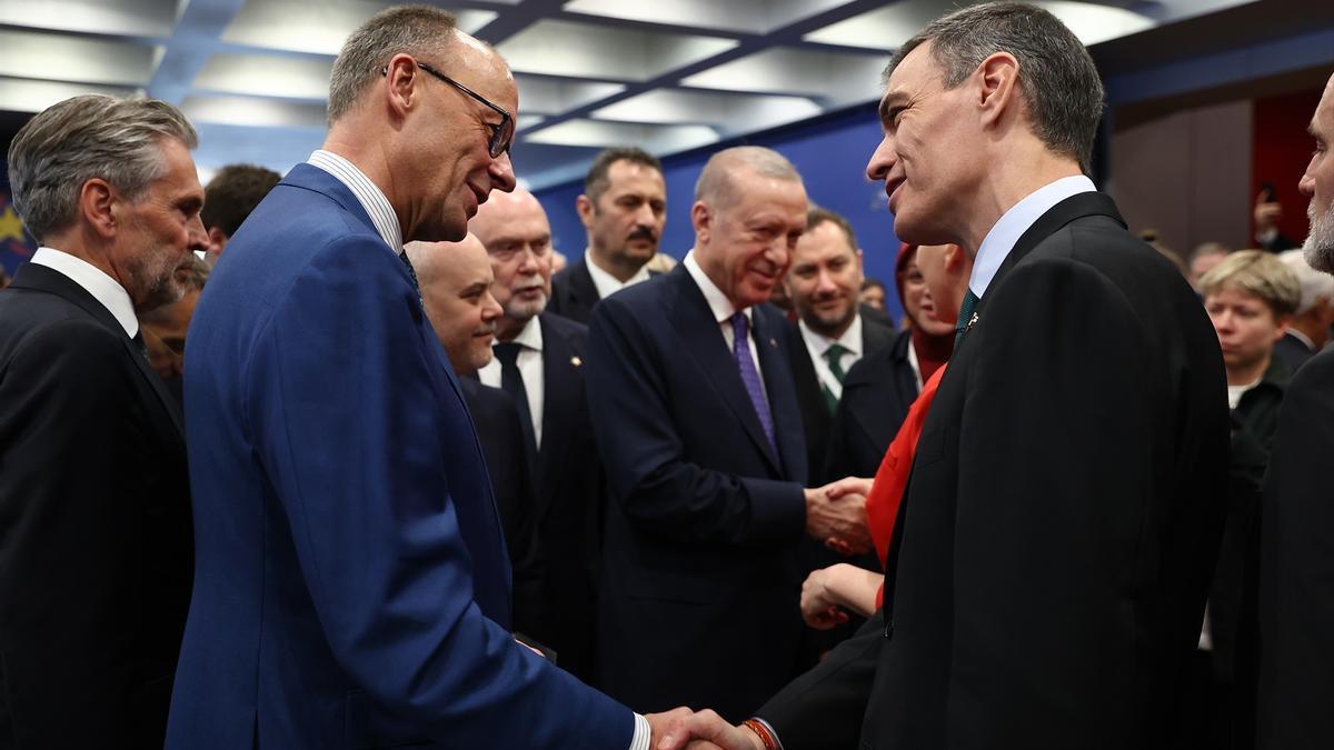 Sánchez conversa con el canciller de Alemania, Friedrich Merz, durante la cumbre de la Comunidad Política Europea, 16 de mayo de 2025,.