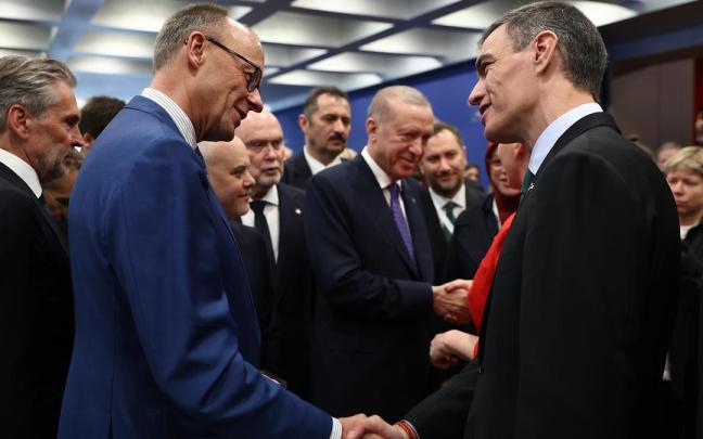 Sánchez conversa con el canciller de Alemania, Friedrich Merz, durante la cumbre de la Comunidad Política Europea, 16 de mayo de 2025,.