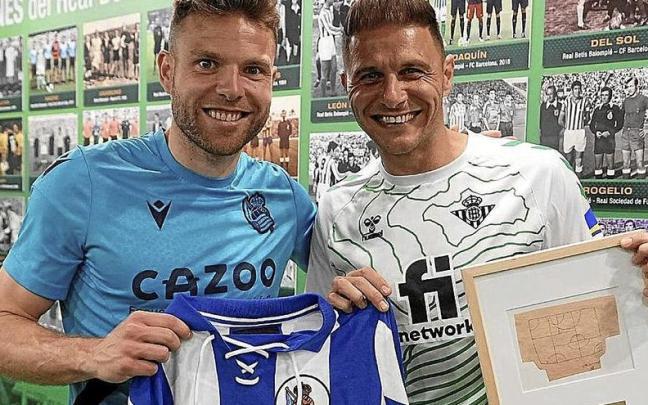 Bonito detalle de la Real con el verdiblanco Joaquín