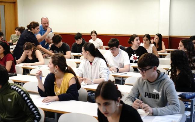 Estudiantes vascos realizando la Prueba de Acceso a la Universidad.