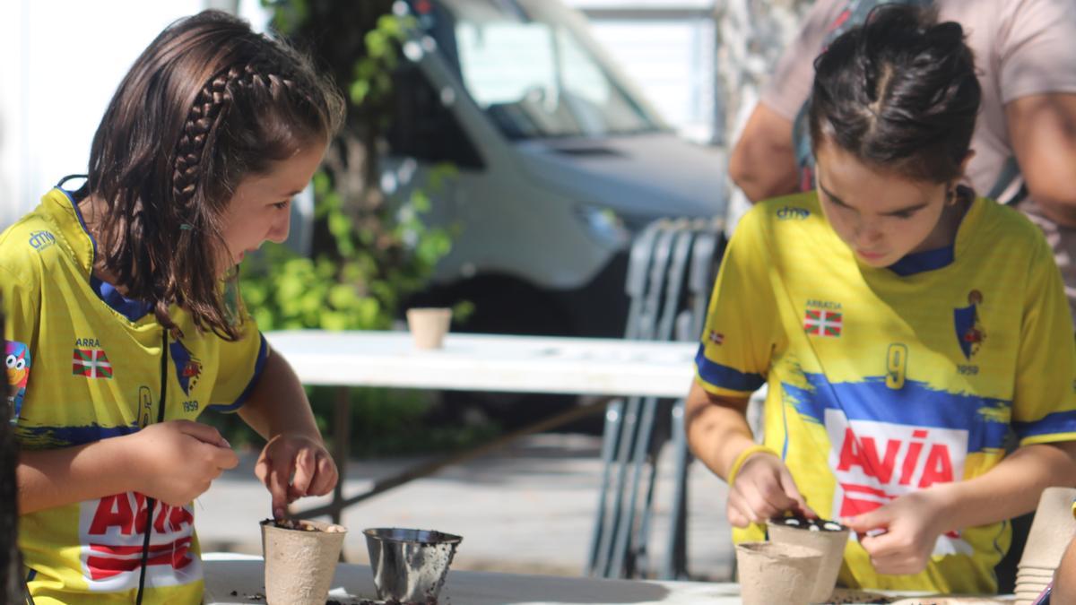 Dos amigas en una mesa de trabajo creando la mandala