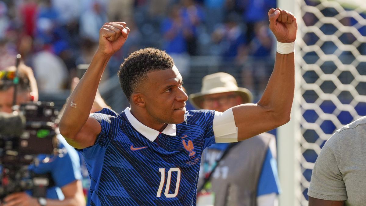 Kylian Mbappé celebra uno de sus dos goles ante Senegal.