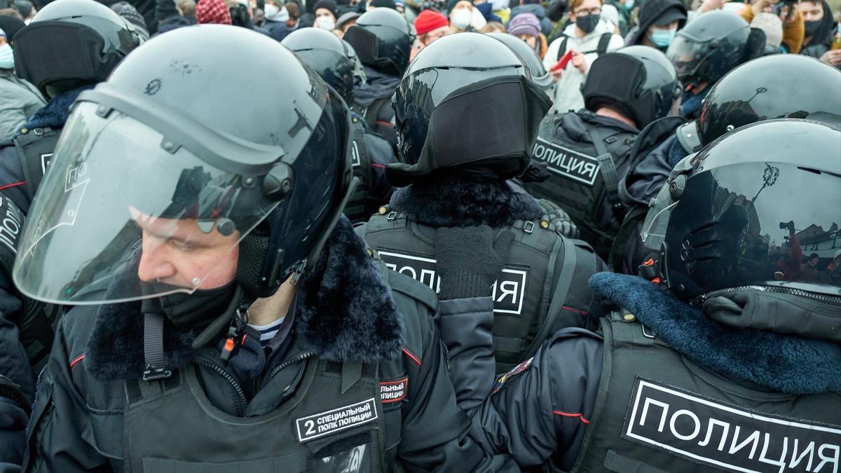 Manifestantes salen a las calles en Rusia para protestar por la muerte de Navalni.