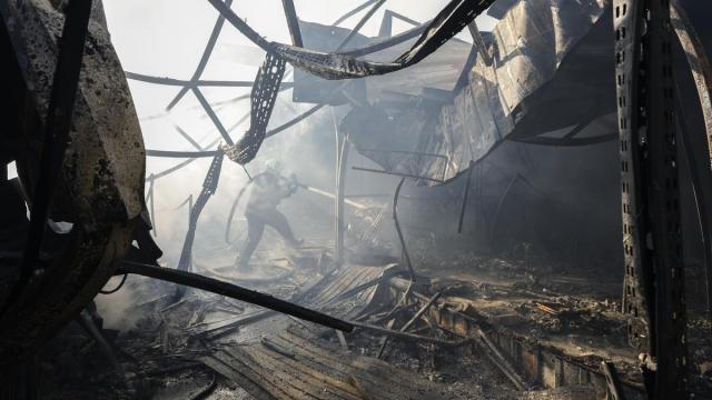 Los equipos de rescate ucranianos trabajan en el lugar donde un misil ruso ha impactado en un mercado de Kiev.