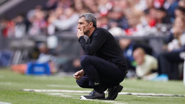 Ernesto Valverde, pensativo en la banda de San Mamés. Ernesto Valverde, pensativo en la banda de San Mamés.